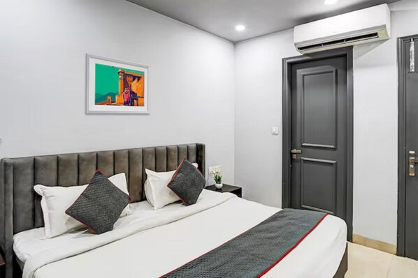 Deluxe Double Room | Free WiFi - Hotel Shalimar Residency (New Delhi)