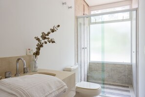 Douche, serviettes fournies, savon, papier toilette