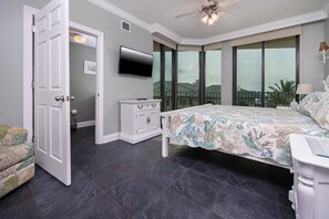 6 bedrooms, desk, iron/ironing board, free WiFi