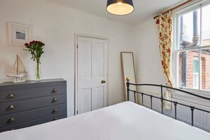 3 quartos, escrivaninha, ferros/tábuas de passar roupa