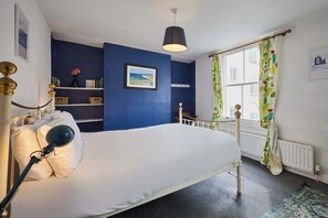 3 bedrooms, desk, iron/ironing board, free WiFi - Host & Stay | Clarence Place (Whitby)