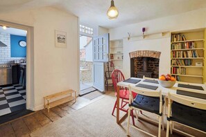 Dining - Host & Stay | Clarence Place (Whitby)