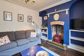 TV, fireplace, offices - Host & Stay | Clarence Place (Whitby)