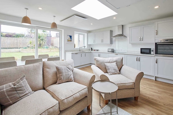 Emilyn House, Whitburn - Host & Stay