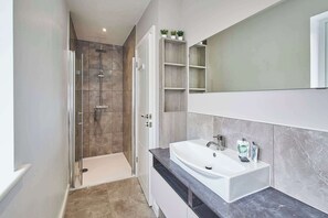 淋浴設備、風筒、提供毛巾、洗頭水