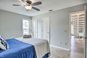 2 habitaciones, escritorio y tabla de planchar con plancha 