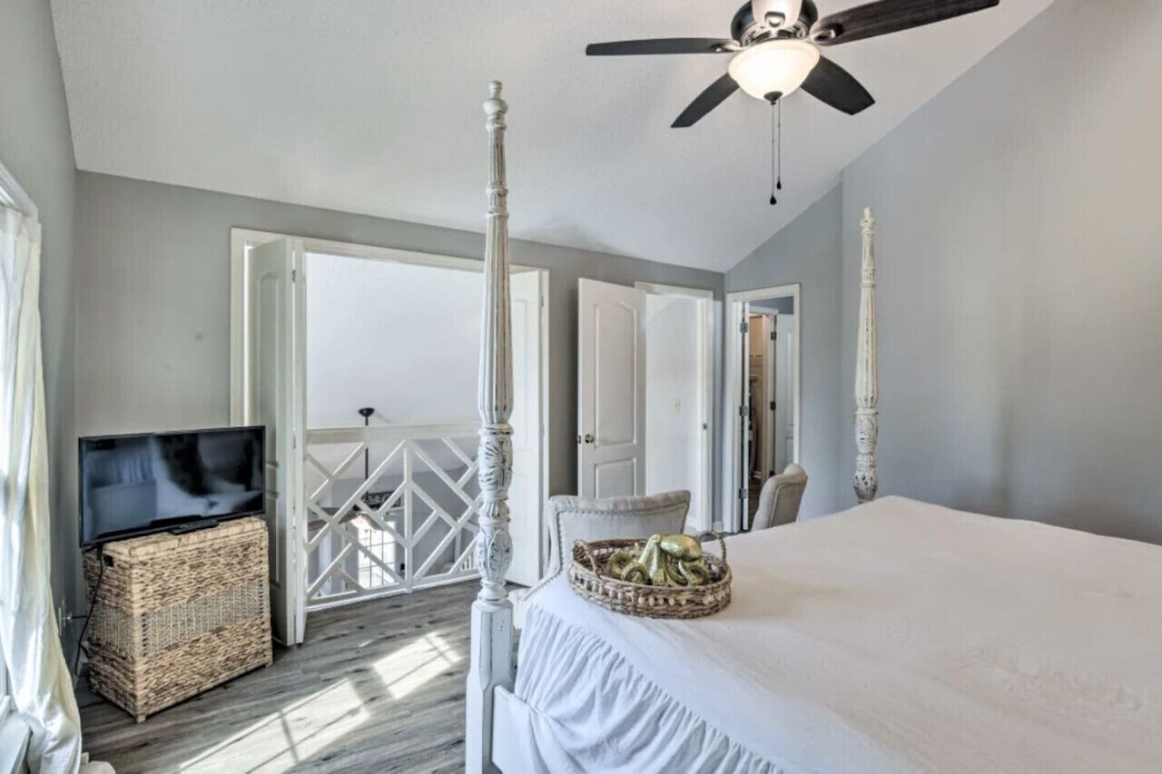 2 makuuhuonetta, työpöytä, silitysrauta/-lauta, vauvan matkasänky