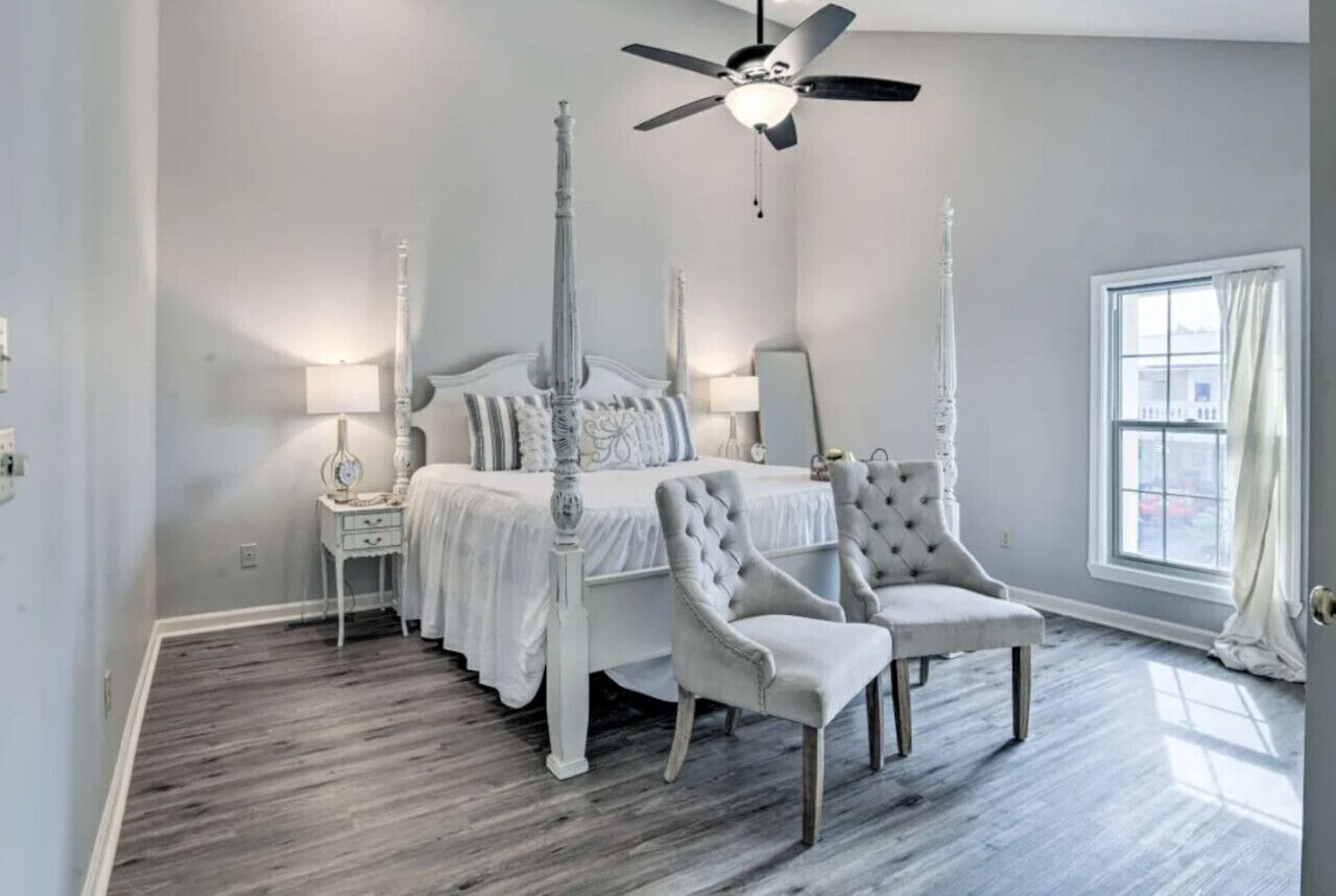 2 室のベッドルーム、デスク、アイロン / アイロン台、旅行用ベビーベッド