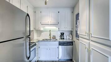 Jääkaappi, mikroaaltouuni, uuni, liesi