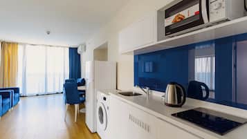 Family Apartment | Private kitchen | Mini-fridge, dishwasher, cookware/dishes/utensils