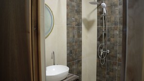 Habitación Deluxe, vista a la ciudad | Baño | Regadera, regadera tipo lluvia, amenidades de baño gratuitas 