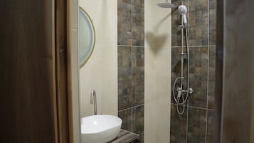 Deluxe Room, City View | Bathroom | Shower, rainfall showerhead, free toiletries, hair dryer