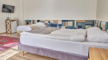 Habitación triple familiar, vistas a la ciudad | 1 dormitorio, sistema de insonorización, wifi gratis y ropa de cama