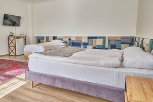 Habitación triple familiar, vistas a la ciudad | Sistema de insonorización, wifi gratis, ropa de cama