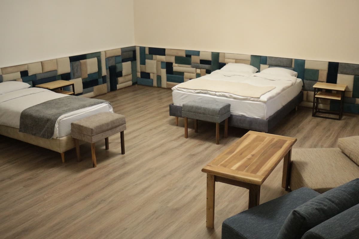 Familien-Dreibettzimmer, Stadtblick | 1 Schlafzimmer, schallisolierte Zimmer, kostenloses WLAN, Bettwäsche