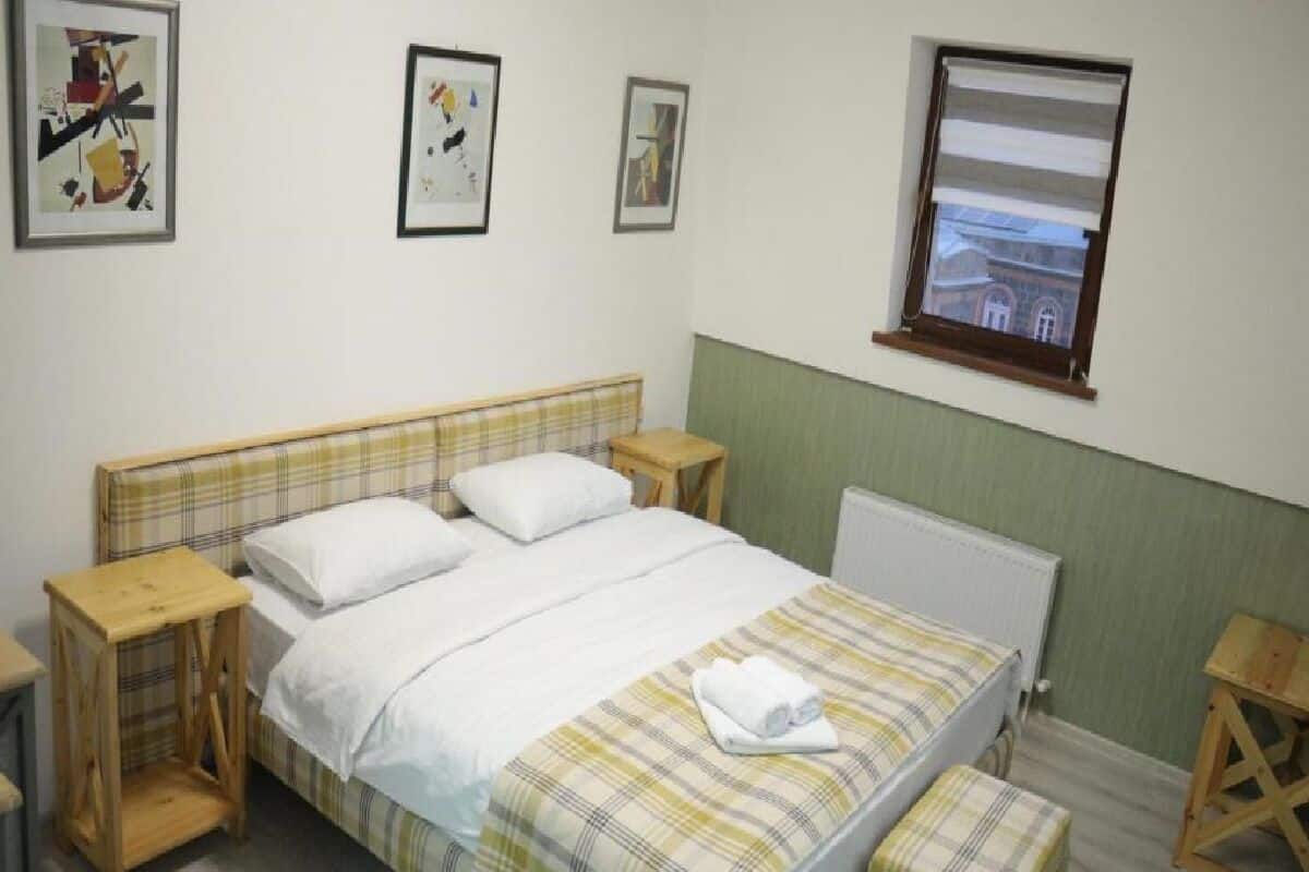 Standard-Doppelzimmer, Stadtblick | 1 Schlafzimmer, schallisolierte Zimmer, kostenloses WLAN, Bettwäsche