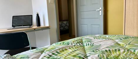 In-room safe, desk, laptop workspace, free WiFi