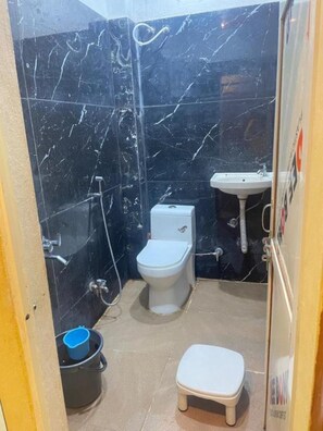 Douche, douche à « effet pluie », serviettes fournies, savon