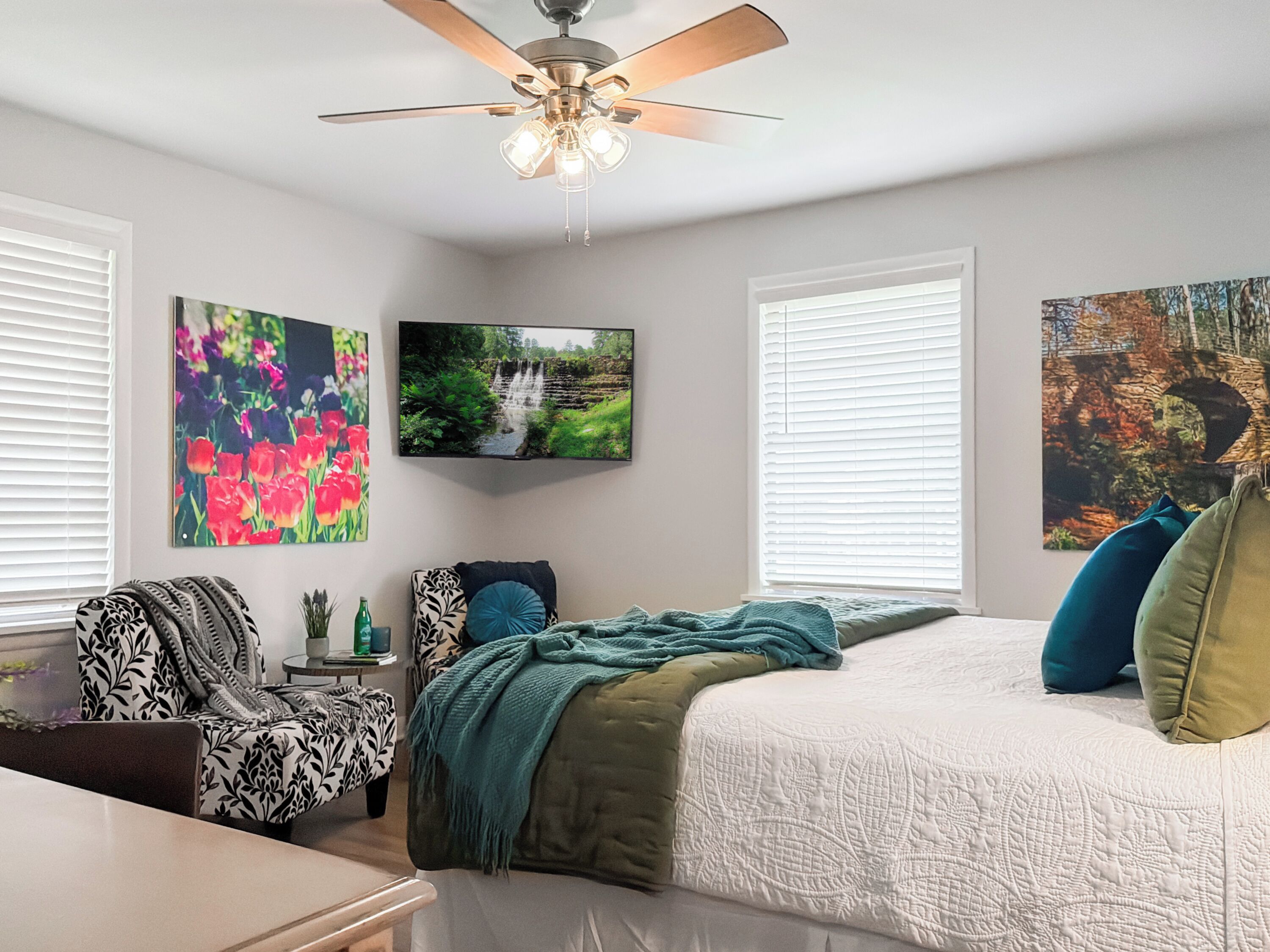 5 bedrooms, desk, iron/ironing board, travel cot