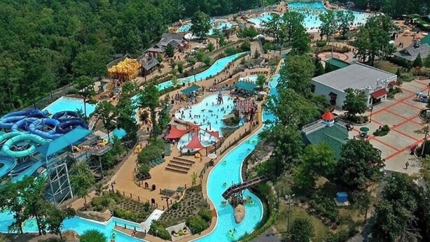 Eine Luftaufnahme eines Wasserparks mit mehreren Wasserrutschen und Pools.