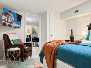 5 habitaciones, escritorio y tabla de planchar con plancha 