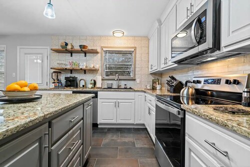 Hot Springs Breakaway - Walk to Oaklawn!  Hot Tub, Firepit, AWESOME Back Yard!