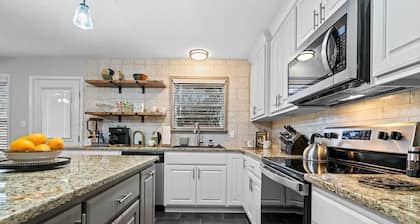 Hot Springs Breakaway - Walk to Oaklawn! Hot Tub, Firepit, AWESOME Back Yard!