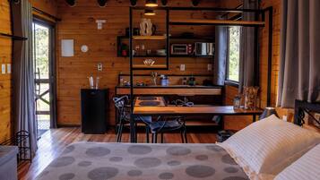 ثلاجة صغيرة، ميكروويف، فرن، موقد طهي مسطح