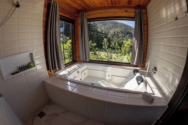 Classic Cabin | Bathroom | Bathtub, jetted tub, free toiletries, hair dryer