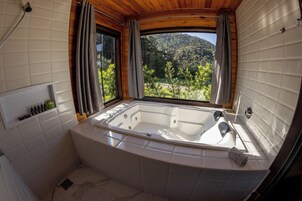 Classic Cabin | Bathroom | Bathtub, jetted tub, free toiletries, hair dryer