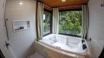 Exclusive Cabin | Jetted tub