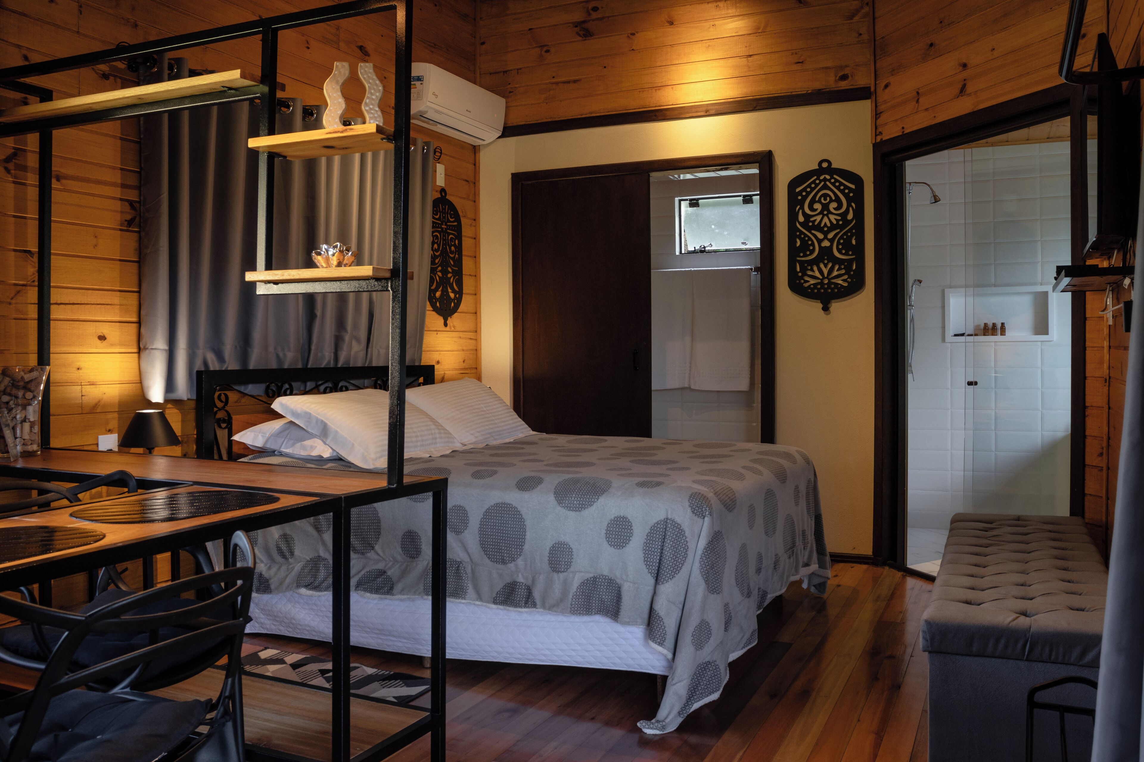 Une chambre à coucher avec un lit, une table de chevet et une petite fenêtre.