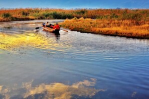 A calm river with a boat carrying people. - Abu Ayao Inn (Yanyuan)