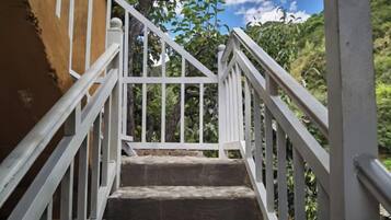 Una escalera con barandillas blancas que sube a un nivel superior.