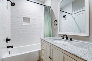 SĂšche-cheveux, serviettes fournies, shampoing, papier toilette
