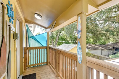 3 Mi to Boardwalk: Bacliff Apartment w/ Hot Tub