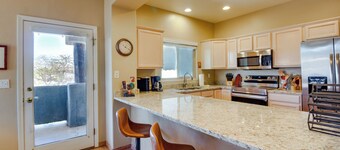 Oro Valley Condo w/ Community Pool: Near Hiking!