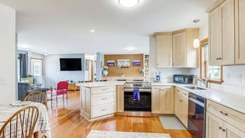 House (3 Bedrooms) | Interior