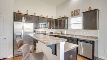 Microondas, horno, parrilla de estufa y lavavajillas