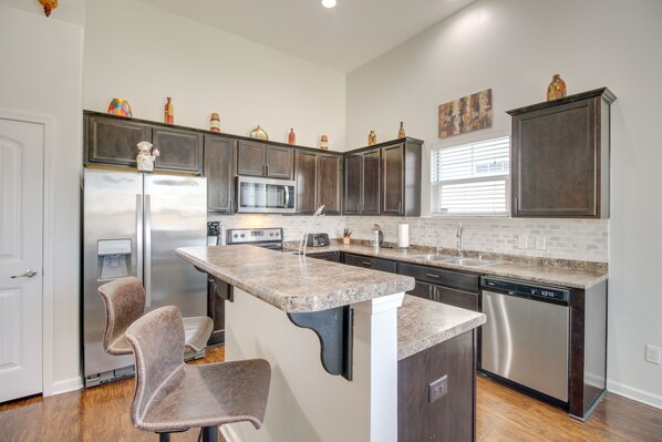 Microwave, oven, stovetop, dishwasher - Georgia Home ~ 14 Mi to Savannah Historic District (Port Wentworth)