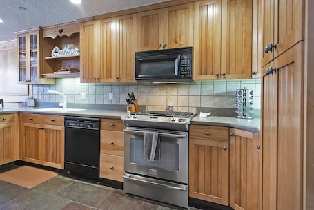 Chalet, 4 Bedrooms | Private kitchen | Fridge, oven, coffee/tea maker, toaster