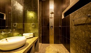 Secador de pelo, bidet, toallas, jabón