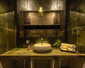 Haartrockner, Bidet, HandtĂŒcher, Seife