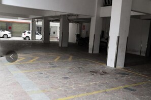 Free self parking - Rongxian Wanxuan Hotel (Rong County)