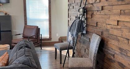 "RIVER TIME" CABIN DIRECTLY ON CADDO RIVER, FLAT YARD