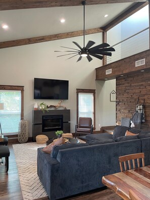 Smart TV, fireplace - "RIVER TIME" CABIN DIRECTLY ON CADDO RIVER, FLAT YARD (Glenwood)