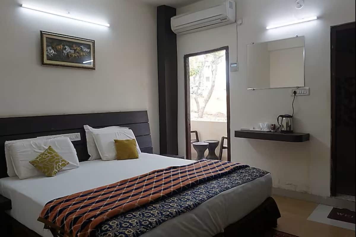 Superior Double Room | Soundproofing, free WiFi, bed sheets