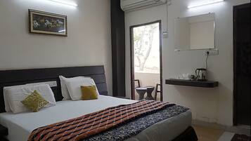 Superior Double Room | Soundproofing, free WiFi, bed sheets