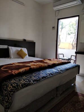 Soundproofing, free WiFi, bed sheets - The Residency Amarkantak (Rajendragram)