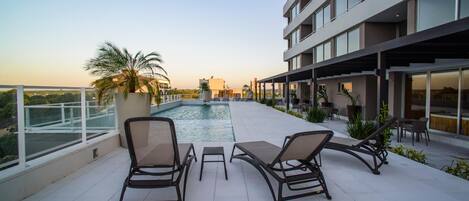 Una piscina al aire libre